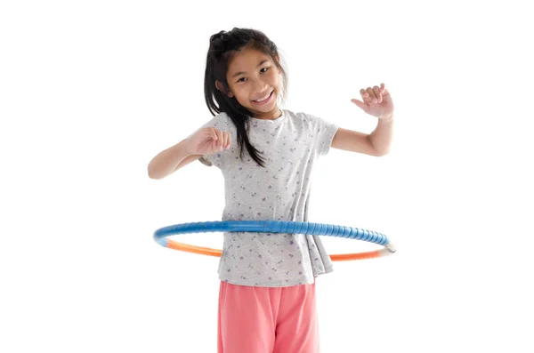 Menina feliz jogando hula hoop no fundo branco — Fotografia de Stock