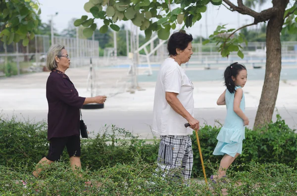 HUA HIN, THAILAND - APRIL 07 : Untitled senior women and girl wa — Stock Photo, Image