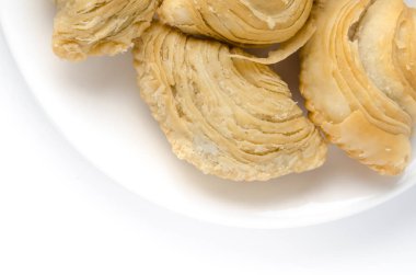 Köri puf boşaltmak ile beyaz çanak üzerinde