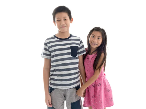 Ázsiai lány átölelte a bátyja, fehér háttér — Stock Fotó