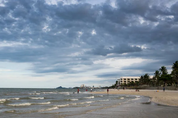 Büyük bulut Hua Hin kumsalda geliyor.
