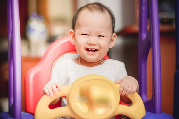 Счастливый ребенок играет на детской площадке в помещении . — стоковое фото