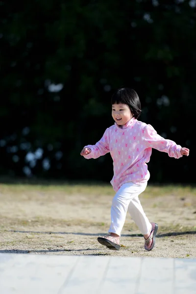 Felice ragazza asiatica correre all'aperto . — Foto Stock