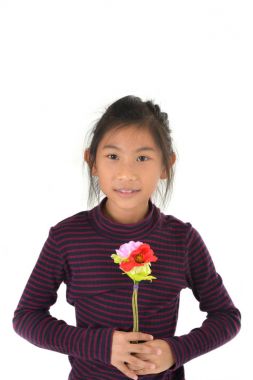 Asyalı kız çiçek buketi beyaz arka plan üzerinde tutan.