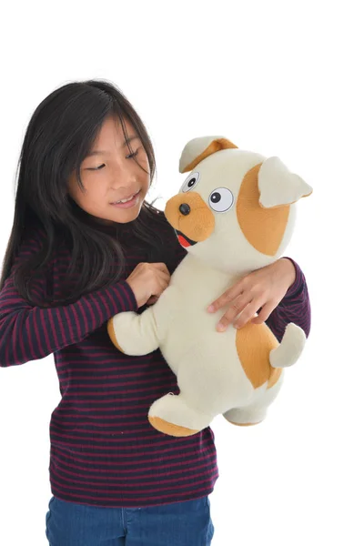 Asiática chica holding cachorro muñeca en blanco fondo . —  Fotos de Stock
