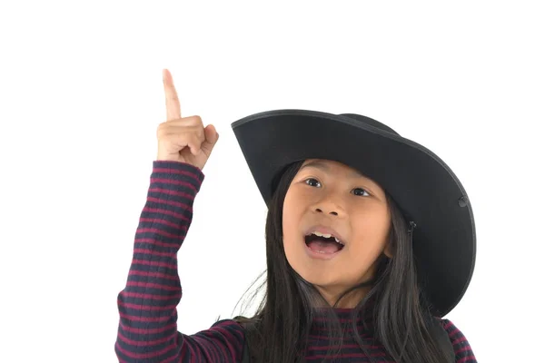 Азиатская девушка в ковбойской шляпе смотрит вверх изолированы на белой backgrou — стоковое фото