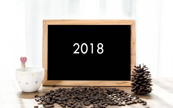 2018在黑板上的信息咖啡杯和咖啡豆装饰 — 图库照片