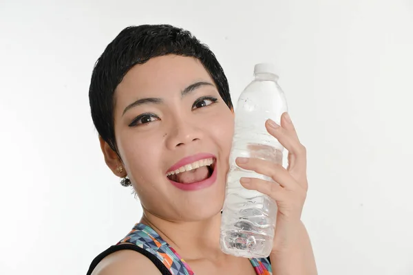 Mujer asiática inteligente sosteniendo una botella de agua, concepto saludable . —  Fotos de Stock