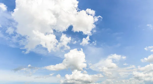 Blauwe hemel en cloud buiten. — Stockfoto
