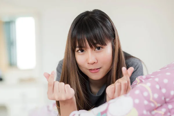 Asiático adolescente menina deitada na cama . — Fotografia de Stock