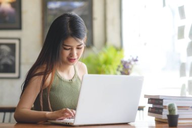 Asyalı kadın laptop kafe, küçük iş kavramı ile çalışma