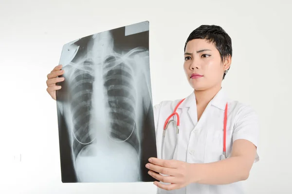 Médecin asiatique examinant une radiographie pulmonaire — Photo