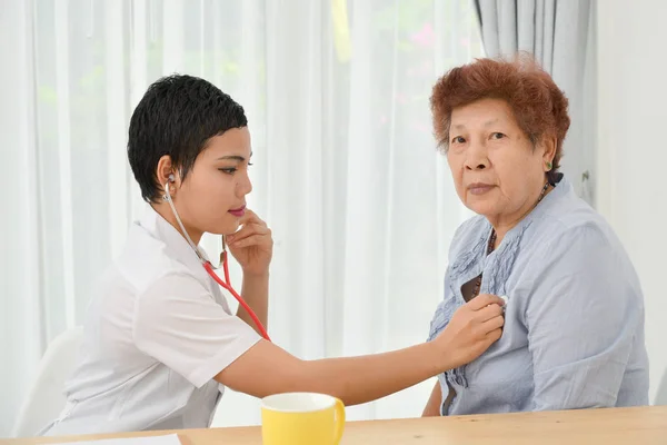 Controle van haar patiënt senior arts — Stockfoto