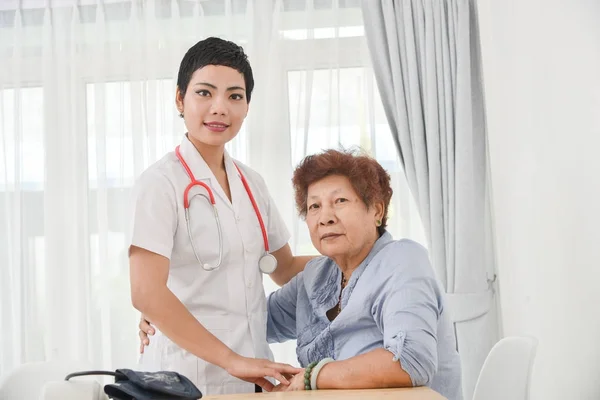 Yaşlı bir hasta yardımcı sağlık işçisi — Stok fotoğraf