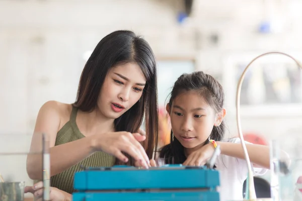 Schön asiatische Frau Lehre Ihr Schwester Typing alte vintage typ — Stockfoto