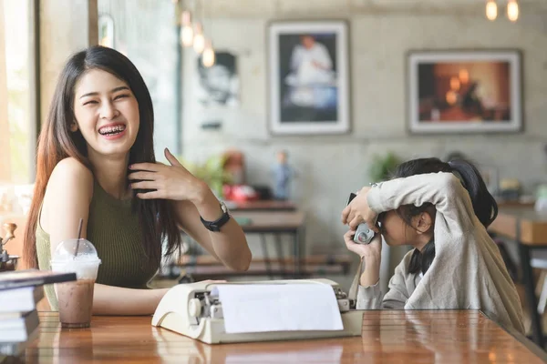 Linda chica joven tomando una foto de su hermana en interiores usando vintag — Foto de Stock