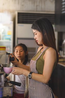Kendine güvenen barista. Genç Asyalı girişimci kız kardeşi öğretim 