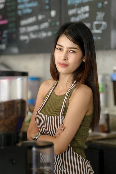 Selbstbewusster Barista. Junge asiatische Unternehmerin steht hinter Theke — Stockfoto