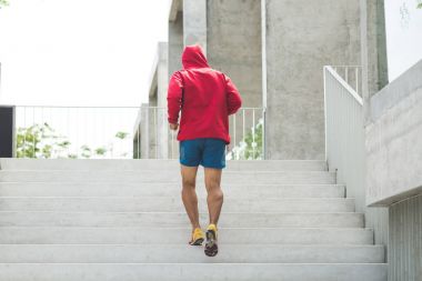 Üst katta çalışan Kentsel atlet. Sportif adam çalışma dışarı dışında bir