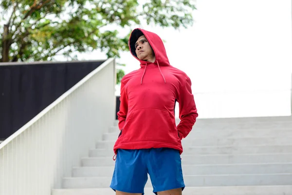 Erkek koşucu germe egzersiz yaparak sabah wor için hazırlanıyor — Stok fotoğraf