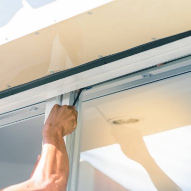 tornavida ile el, vida tıpa pencere sıkın.