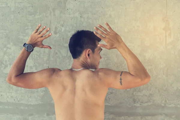 Sportlerrücken mit Schweiß gegen Betonwand — Stockfoto
