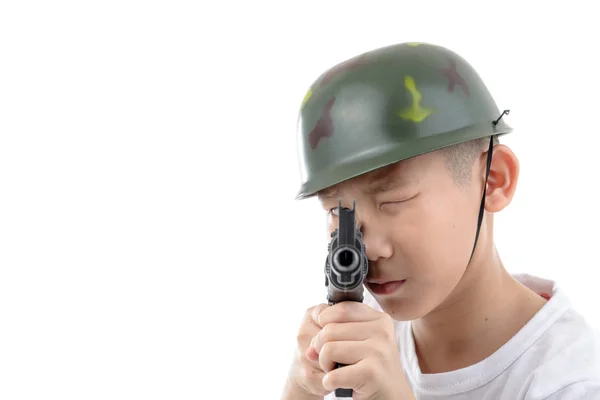 Asiatiska boy med pistol isolerad på vit bakgrund — Stockfoto