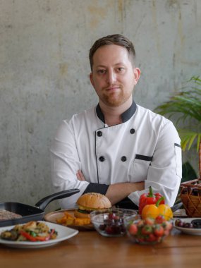 Masasına, onun yemek ile kendine güvenen chef iş kavramı.