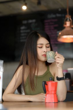 Güzel barista kahve arkasında counter ve kahve, onun wor test