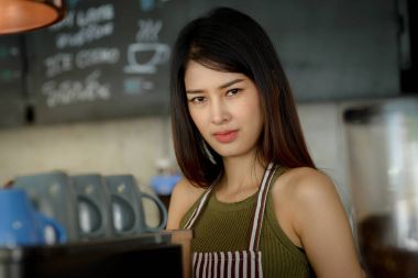 Asyalı kadın kadın barista cof çalışma modern trendy Cafe