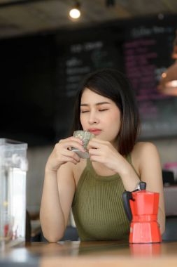 Güzel barista kahve arkasında counter ve kahve, onun wor test