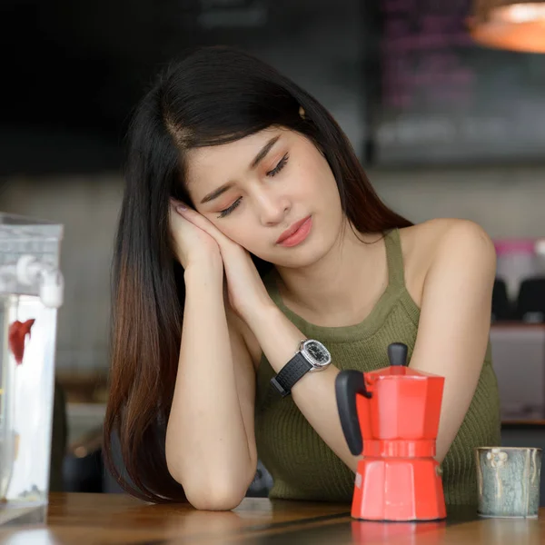 Mooie barista achter koffie toonbank slapen, werken concept. — Stockfoto