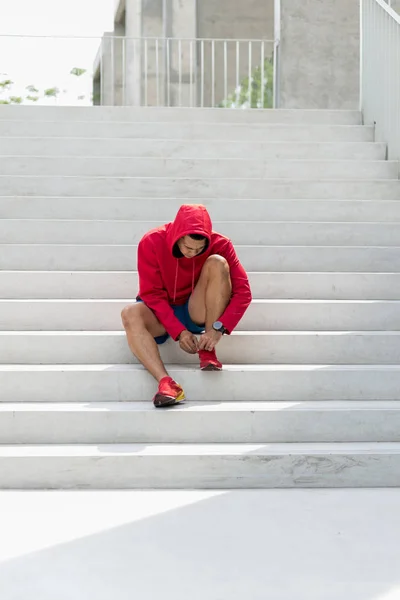 Unga manliga jogger atlet utbildning och göra träning utomhus i — Stockfoto