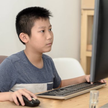 Bilgisayar oyunu evde oynamak mutlu Asyalı çocuk.