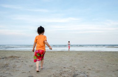 Arkasında çocuk oyun kum plaj.