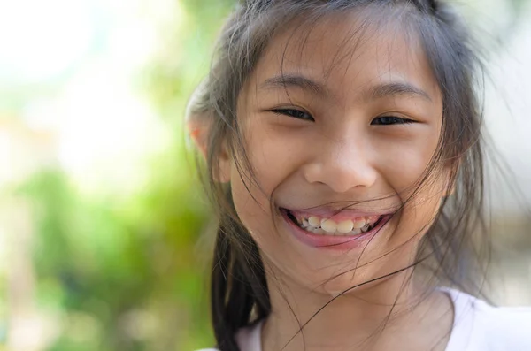 Felice faccina sorridente ragazza asiatica con sfondo bokeh . — Foto Stock