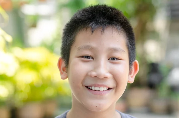 Felice faccina sorridente ragazza asiatica con sfondo bokeh . — Foto Stock