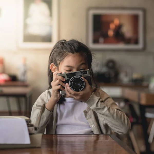 Menina asiática feliz segurando câmera vintage no café, estilo de vida conce — Fotografia de Stock