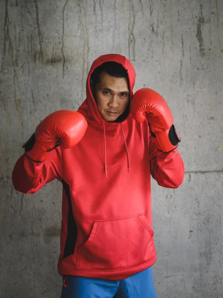 Boxer Röd Huva Med Väggen Grunge Bakgrund — Stockfoto