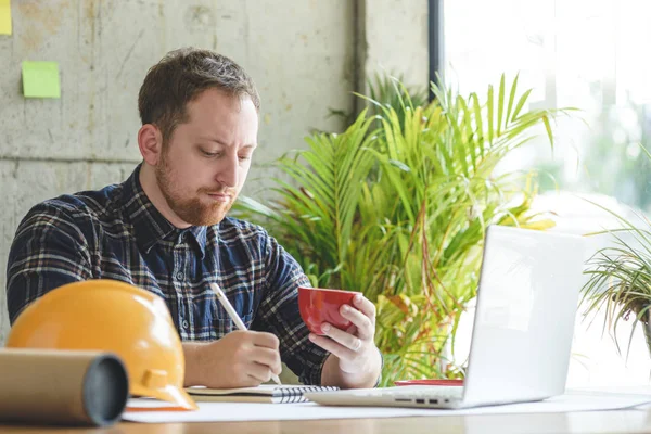 Ingenieur werkzaam in kantoor en koffie drinken. — Stockfoto