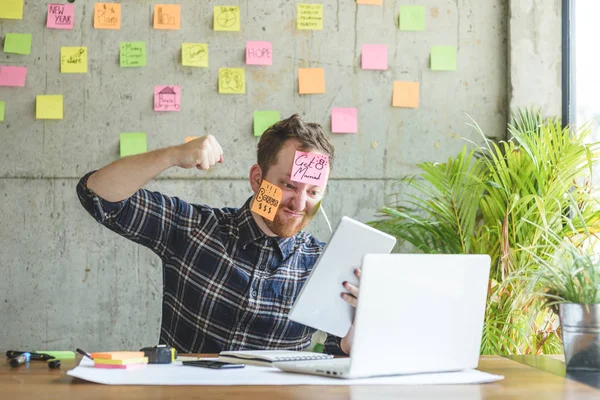 Man met bericht op plaknotities benadrukt over zijn gezicht in kantoor — Stockfoto