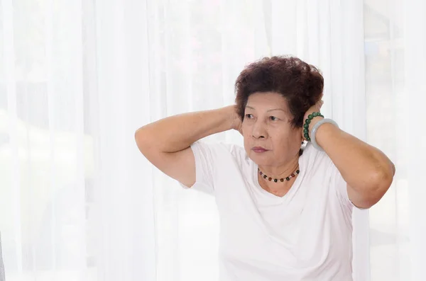 Asiática senior mujer haciendo yoga en casa . —  Fotos de Stock