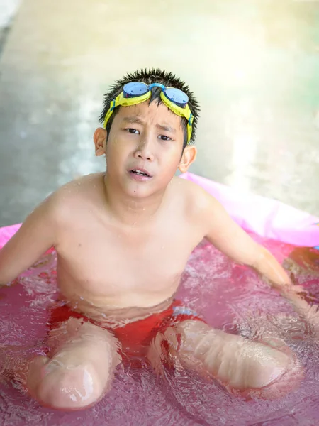 ピンクのゴムのプール、子供のライフ スタイル コンセプトで幸せな子供. — ストック写真