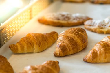 kruvasan sepeti için hazır satmak.