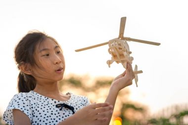 Tutmak helikopter ahşap uçak oyuncak sun set ile kız.