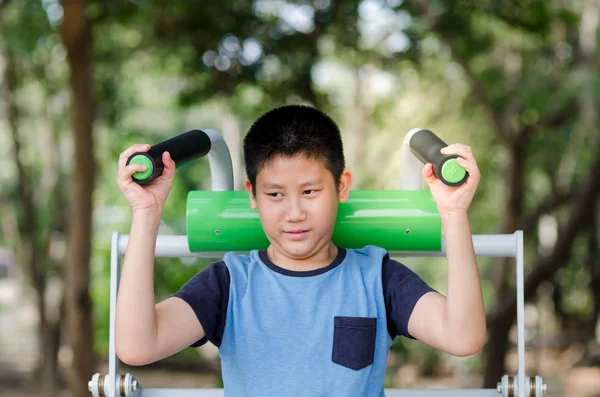Asiatischer Junge mit Trainingsgeräten im Freien — Stockfoto