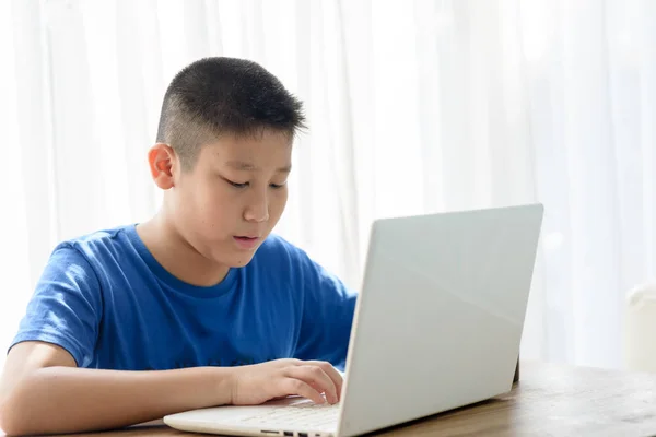 Heureux asiatique garçon à l'aide tablette à la maison . — Photo