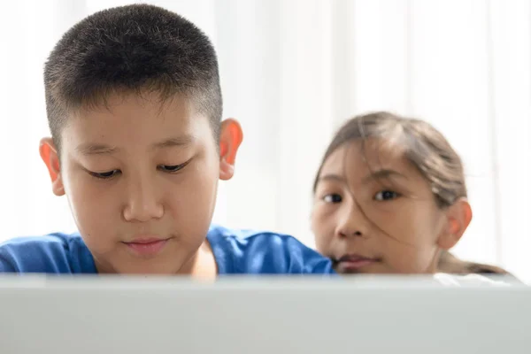 Gelukkig Aziatische jongen en meisje met behulp van Tablet PC thuis. — Stockfoto