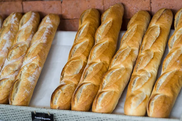 Baguette francesi su cesto in panetteria, pronte da vendere . — Foto Stock