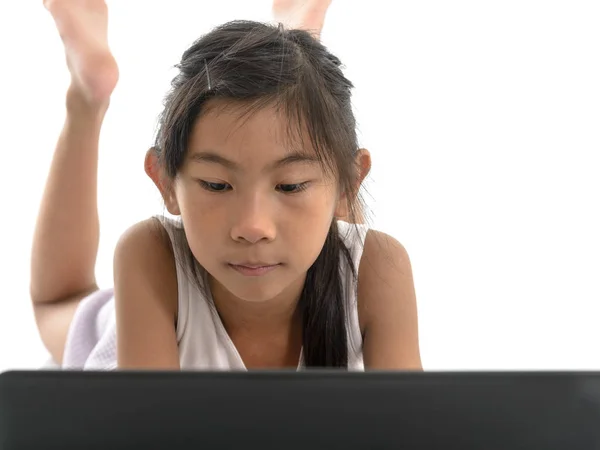 Menina deitada no chão e usando tablet no fundo branco . — Fotografia de Stock